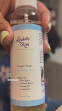 Carregar e reproduzir vídeo no visualizador da galeria, Poppin&#39; Paige Blue Agave Curl Refresher
